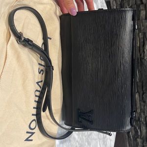 Louis Vuitton Clery Epi Noir